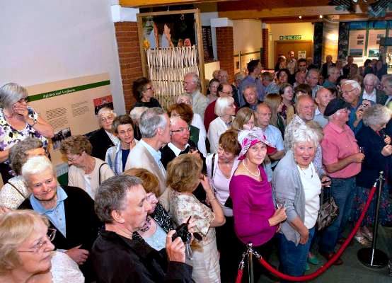 ww2 opening crowd med